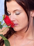 Frau über 30 mit roter Rose