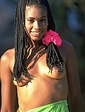 nackte Afrikanerin mit rosa Band im Haar