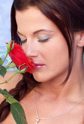Frau über 30 mit roter Rose