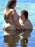 zwei Fette Lesben im Wasser, lutschen sich die Titten