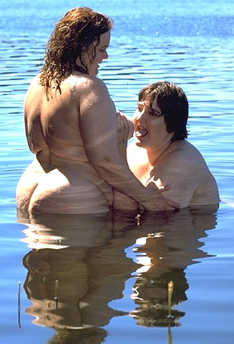 zwei Fette Lesben im Wasser, lutschen sich die Titten